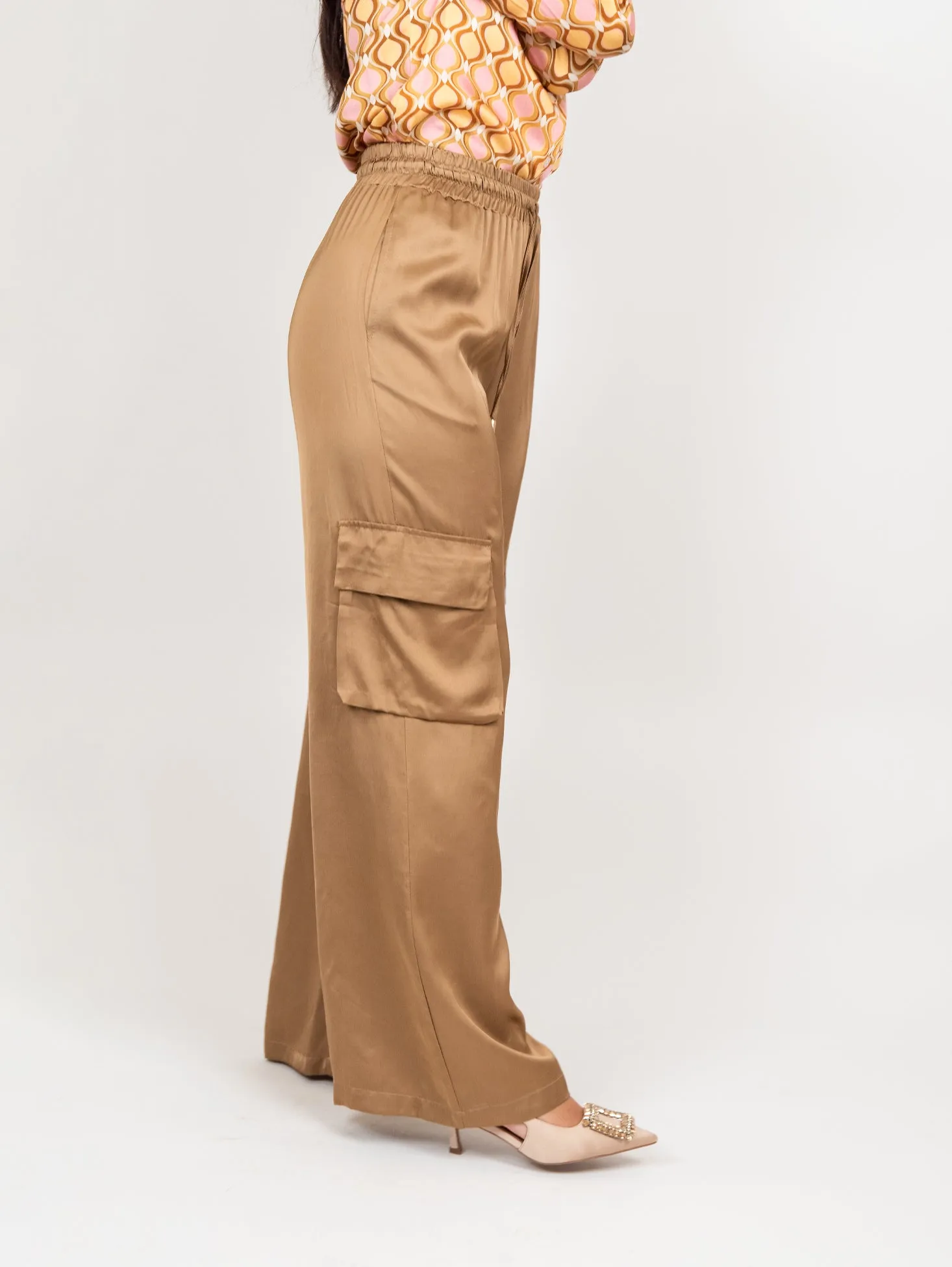 Pantalone cargo in raso color bronzo