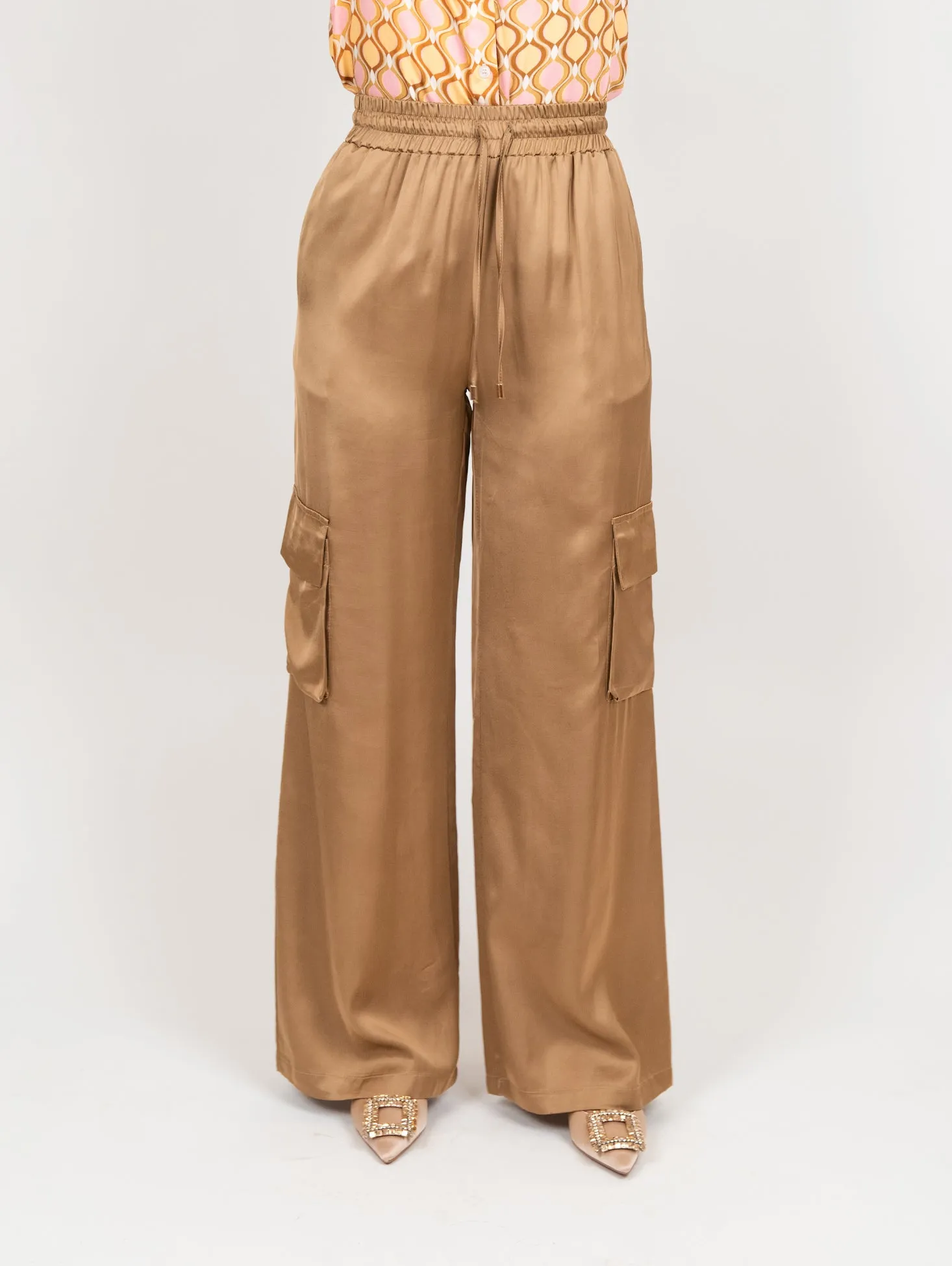 Pantalone cargo in raso color bronzo